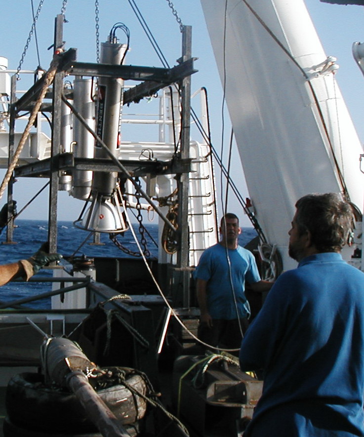 Equipos para fotografía submarina en la borda de un barco